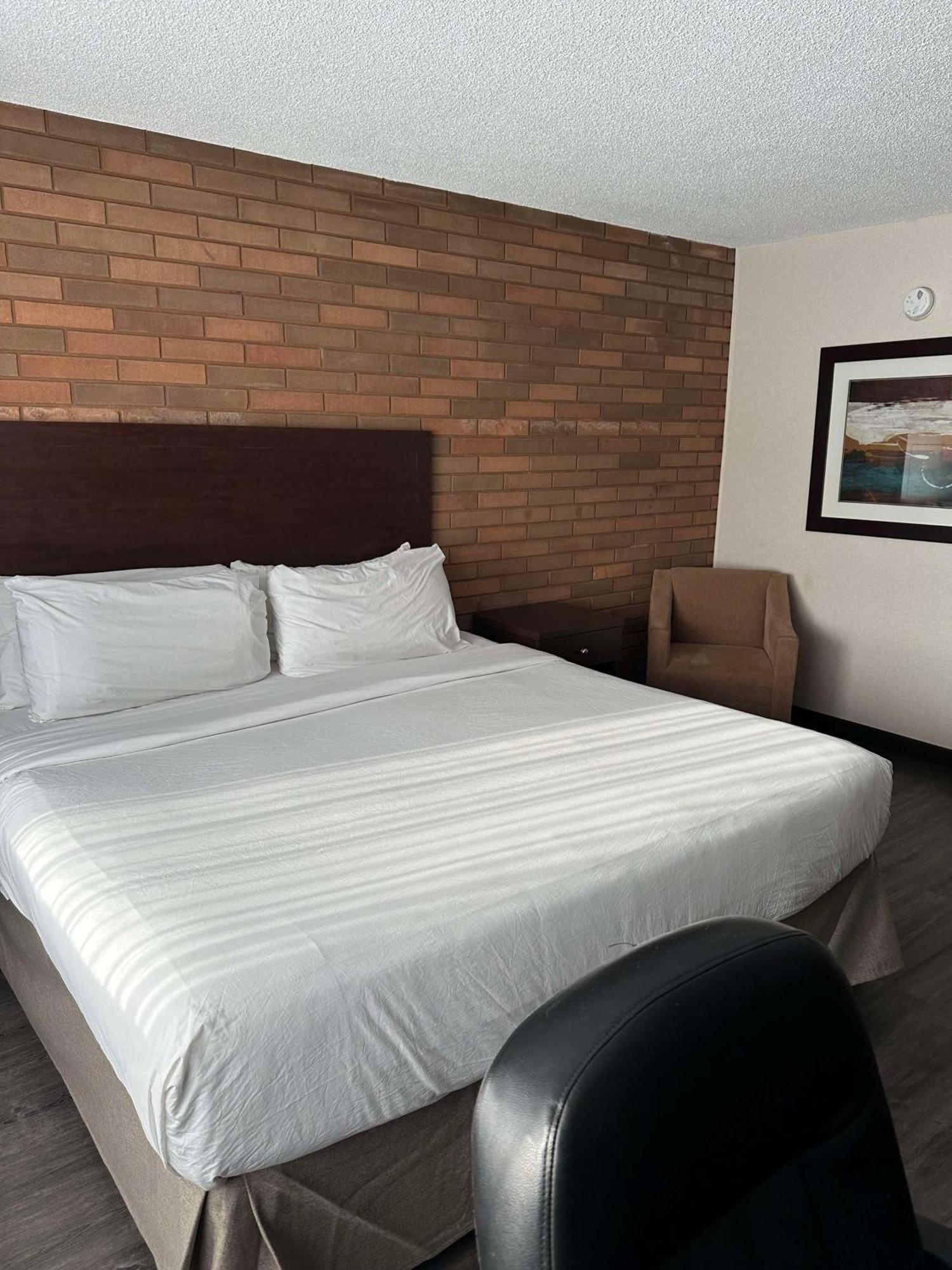 Best Western Cedar Park Inn Эдмонтон Экстерьер фото